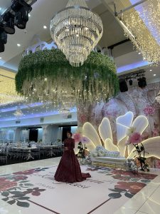 Nikah töreni için hazırlanan salon masa düzeni