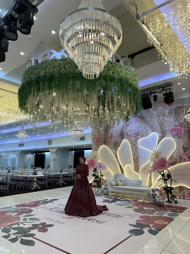 Nikah töreni için hazırlanan salon masa düzeni
